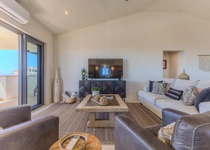 Golf Ocean Views & Pure Luxury Await Сasa de vacaciones